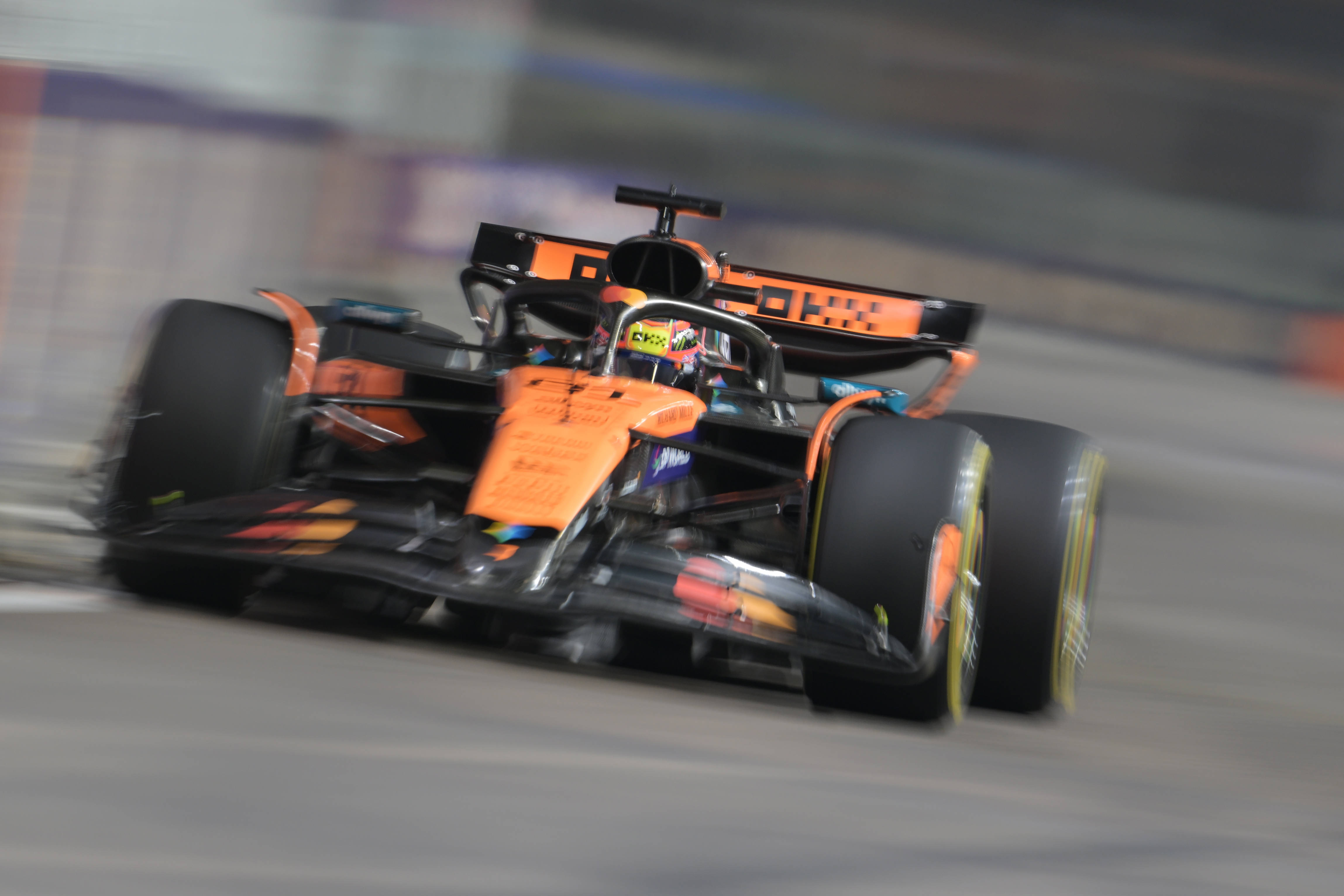 红牛二队鏖战迈凯伦，汉密尔顿状态火热