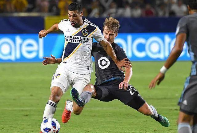 红牛二队鏖战迈凯伦，汉密尔顿状态火热