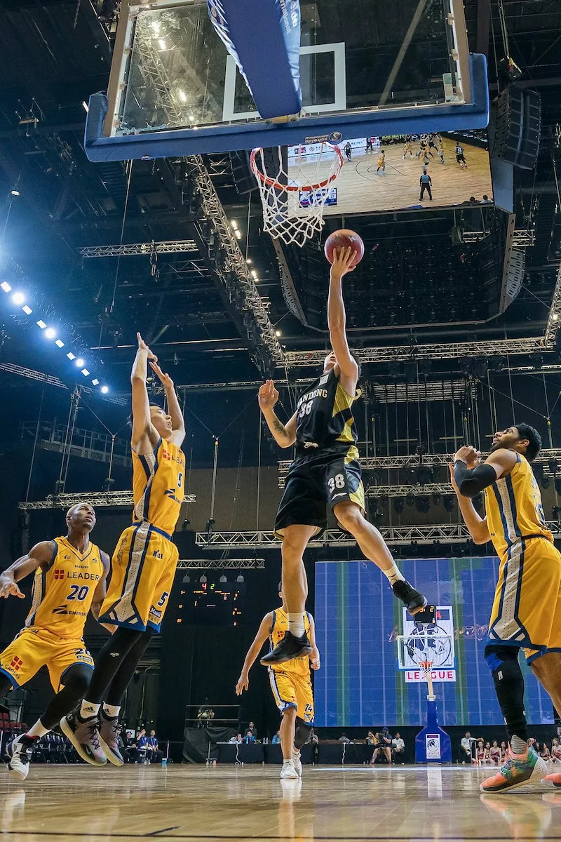 山东队险胜新疆队，福克斯惊艳四座