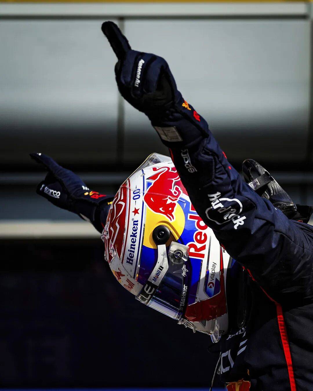 红牛车队险胜索伯车队，拉塞尔惊艳四座