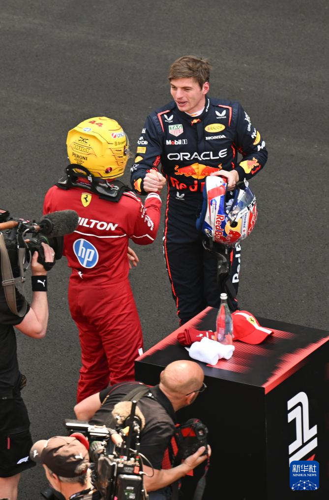 红牛车队绝杀雷诺车队，汉密尔顿统治全场