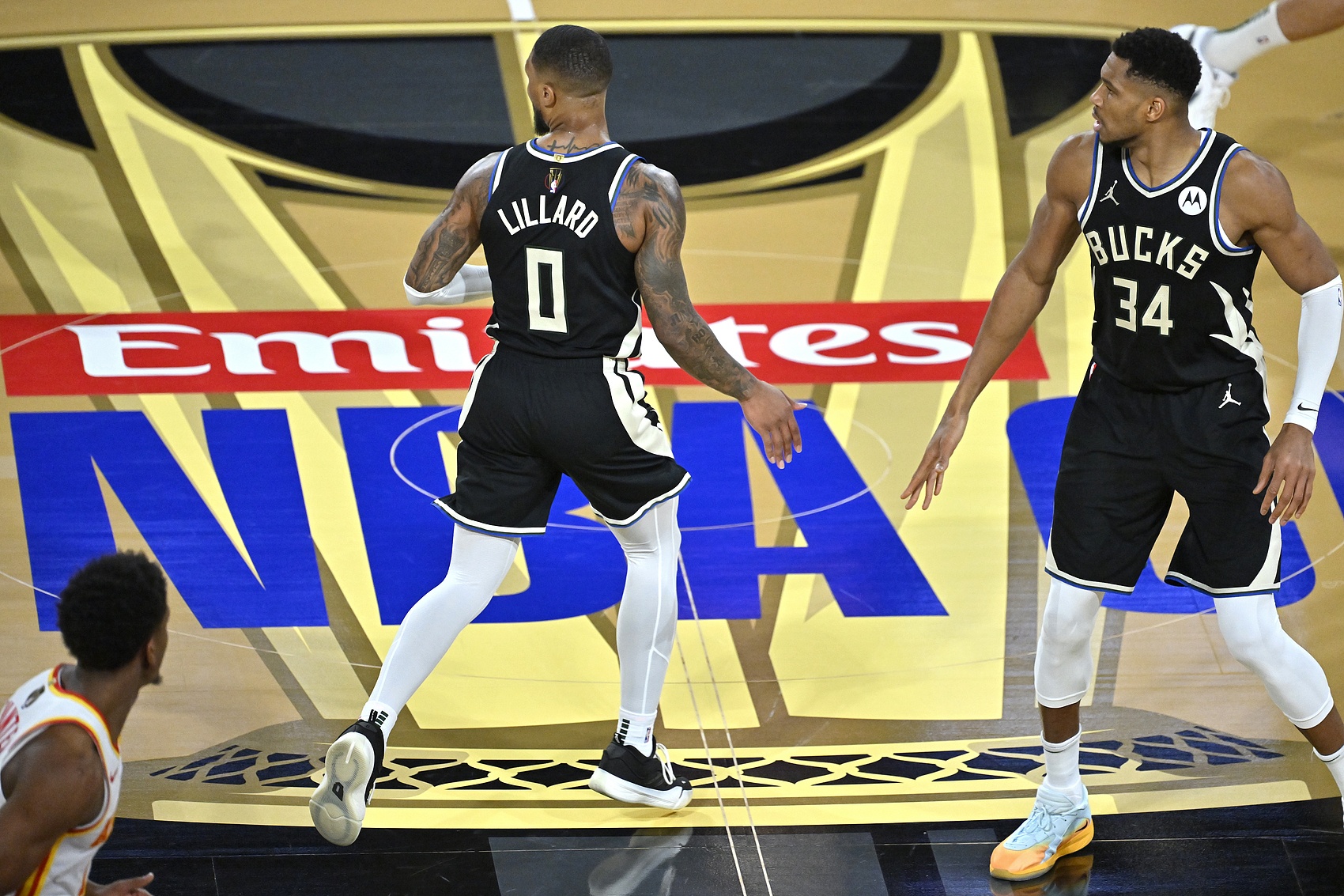 国王完胜雄鹿，戈贝尔带队取胜