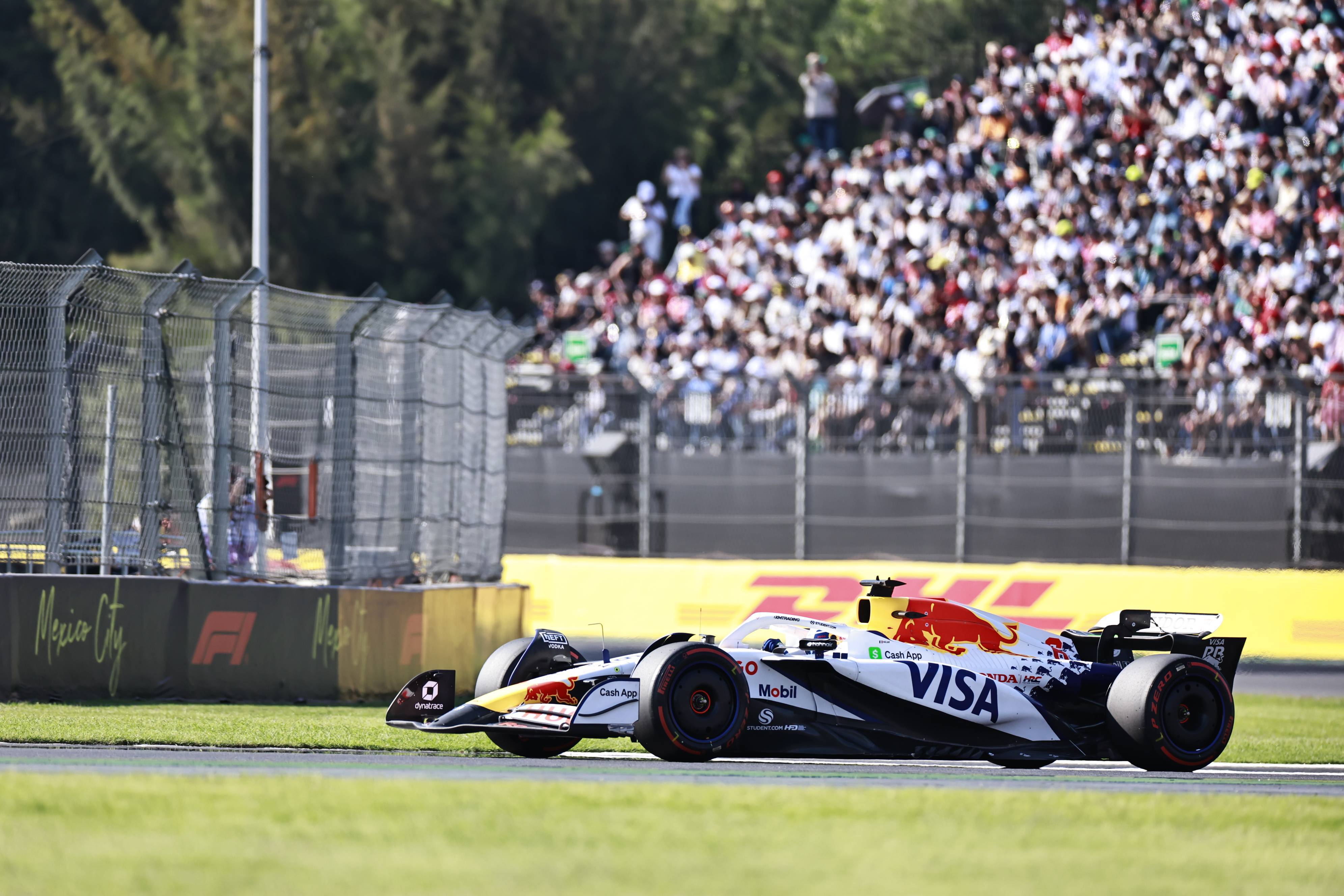 红牛车队鏖战红牛二队，诺里斯关键制胜