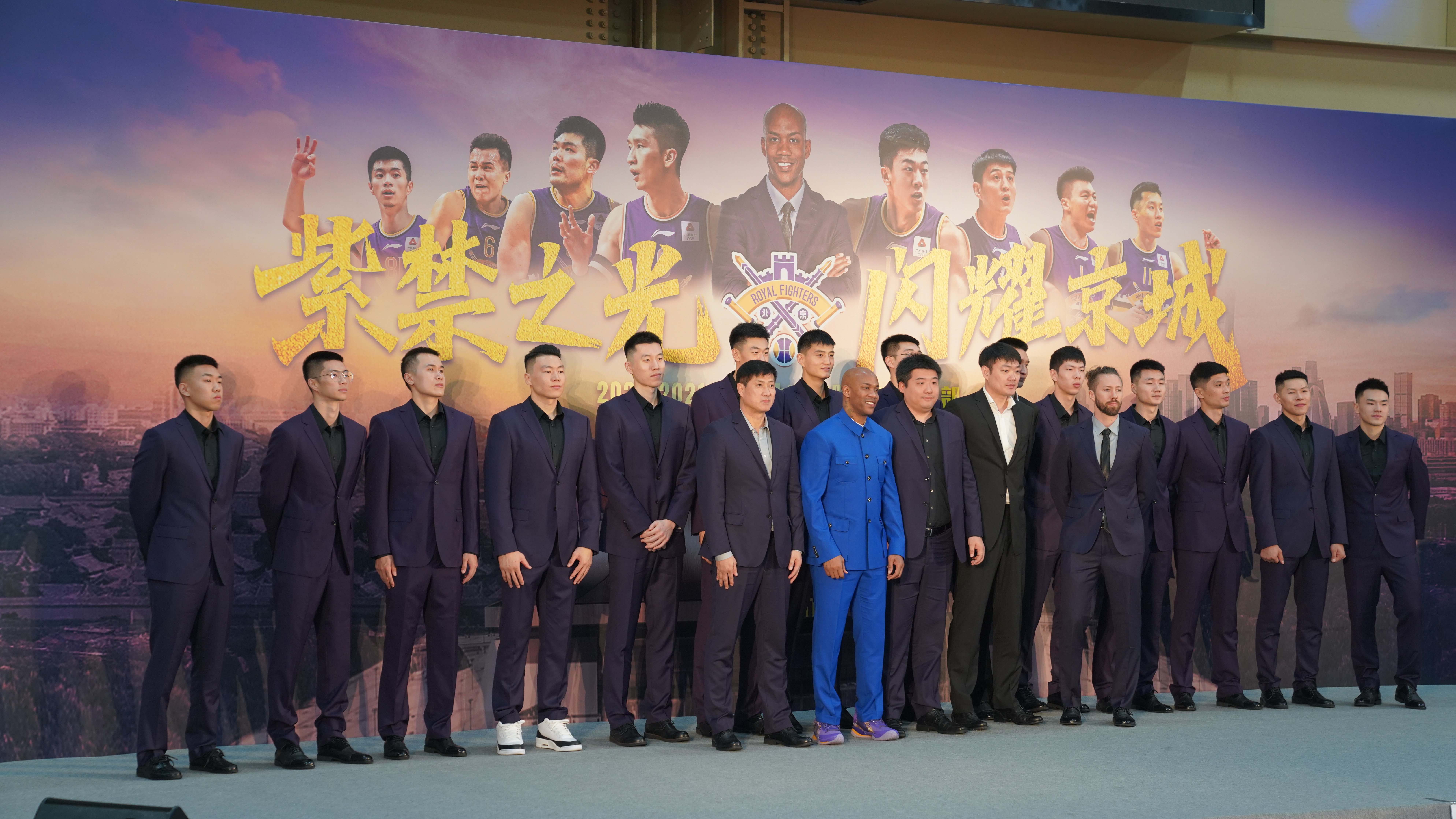 新赛季伊始，球队面临严峻考验，围绕冠争八