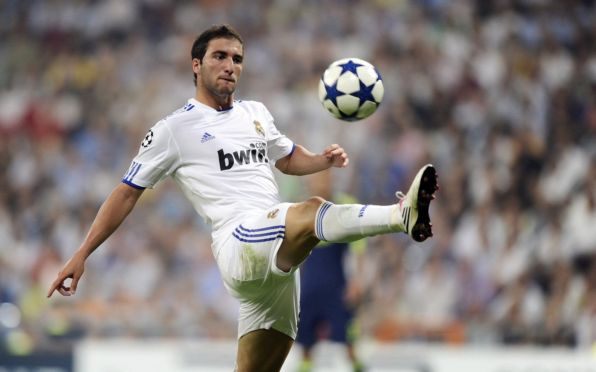 保罗末节导演逆转好戏,雄鹿轻取凯尔特人显冠军底蕴